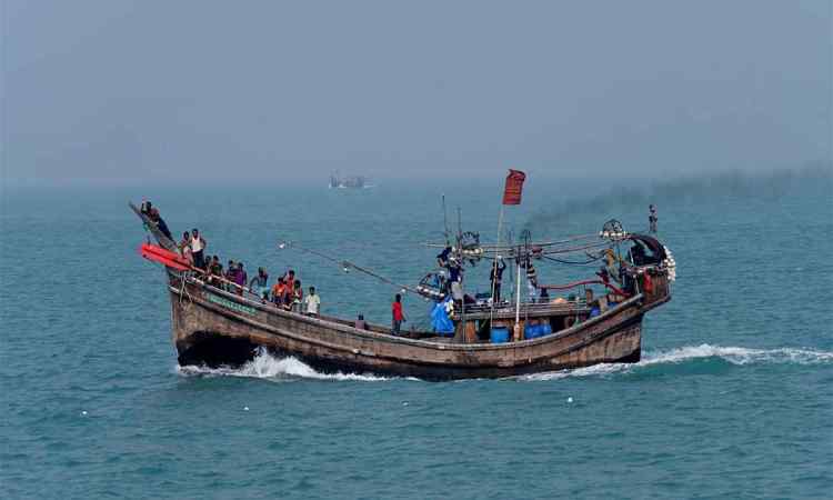 বাংলাদেশি মাছ ধরার ট্রলারে মিয়ানমারের গুলিবর্ষণ, নিহত ১
