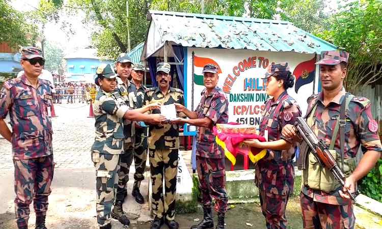 দুর্গাপূজা উপলক্ষ্যে হিলি সীমান্তে বিজিবি-বিএসএফ'র শুভেচ্ছা বিনিময়