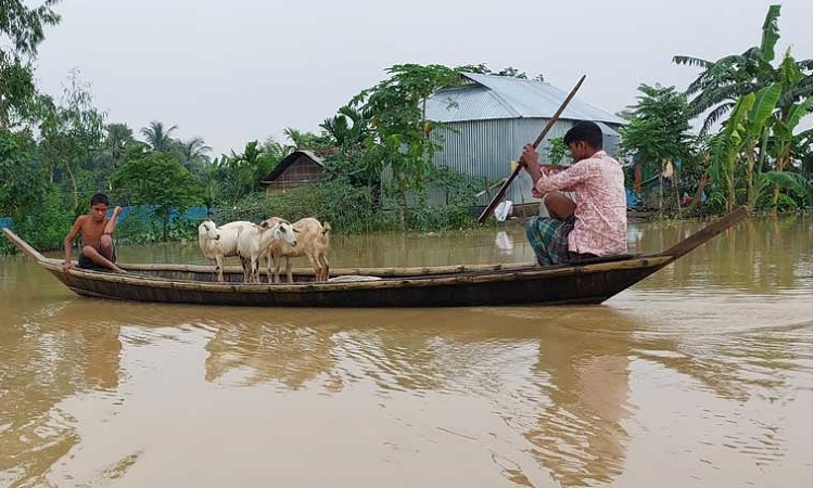 ধীরে গতিতে নামছে বন্যার পানি, ভেসে উঠছে ক্ষত