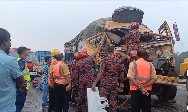 কালিহাতীতে ট্রাক-কাভার্ডভ্যান মুখোমুখি সংঘর্ষ; নিহত ২