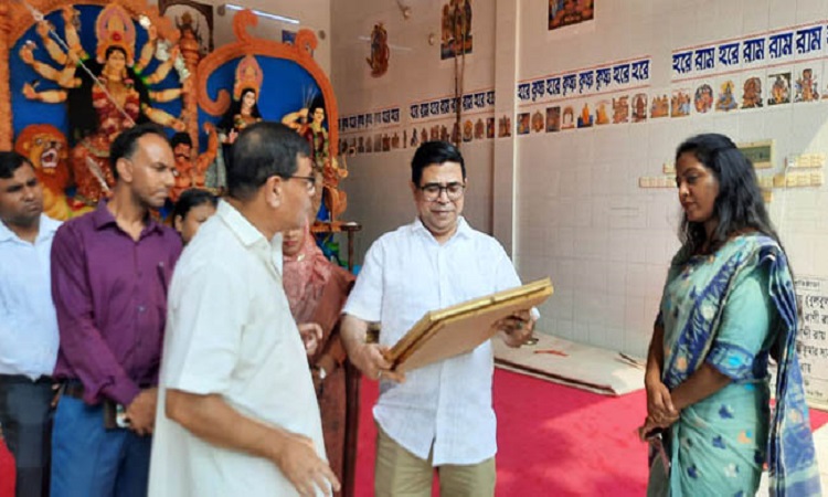নড়াইলের পূজামণ্ডপ পরিদর্শনে খুলনা বিভাগীয় কমিশনার