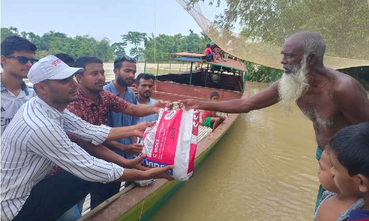 পূর্বধলায় বন্যার্তদের মাঝে নেত্রকোনা সরকারি কলেজ ছাত্রদলের ত্রাণ বিতরণ