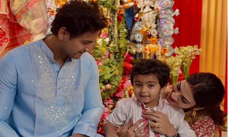 সেজেগুজে মা-বাবার মধ্যমণি ‘ছোট্ট যশ’!