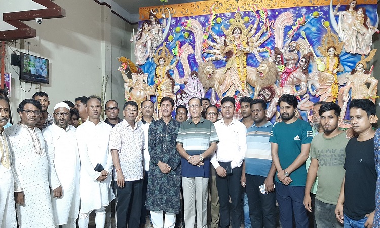 বোয়ালমারীতে বিএনপি নেতৃবৃন্দের পূজামণ্ডপ পরিদর্শন ও অর্থ সহায়তা প্রদান