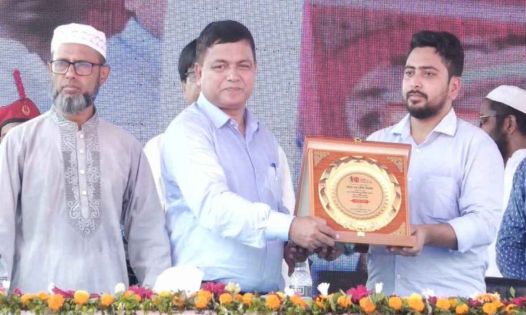 বেরোবির সম্মাননা প্রত্যাখ্যান করলেন তথ্য উপদেষ্টা