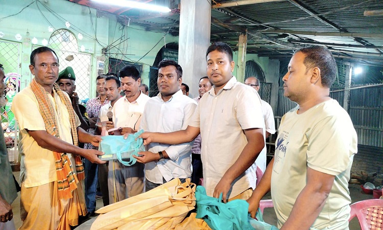 ঝিনাইগাতীতে বন্যায় ক্ষতিগ্রস্ত হিন্দু সম্প্রদায়ের মাঝে বস্ত্র বিতরণ