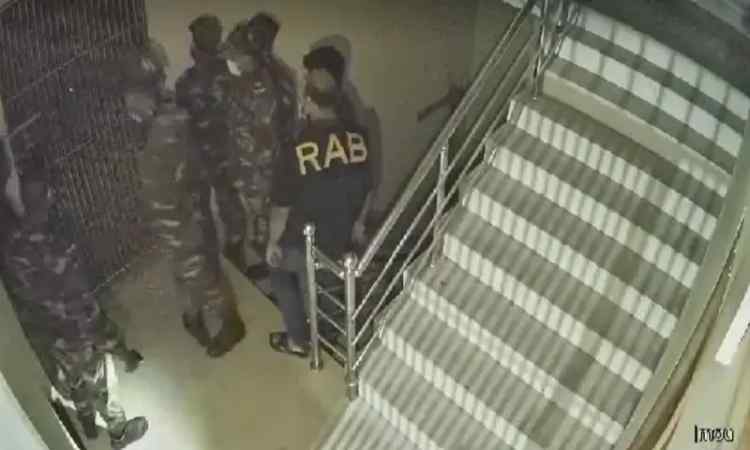 সেনাবাহিনী-র‌্যাবের পোশাকে ব্যবসায়ীর বাসায় ডাকাতির ঘটনায় গ্রেফতার ১১