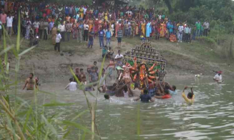 দৌলতপুর সীমান্তে পূজা বিসর্জনে দুই বাংলার মানুষের মিলন মেলা