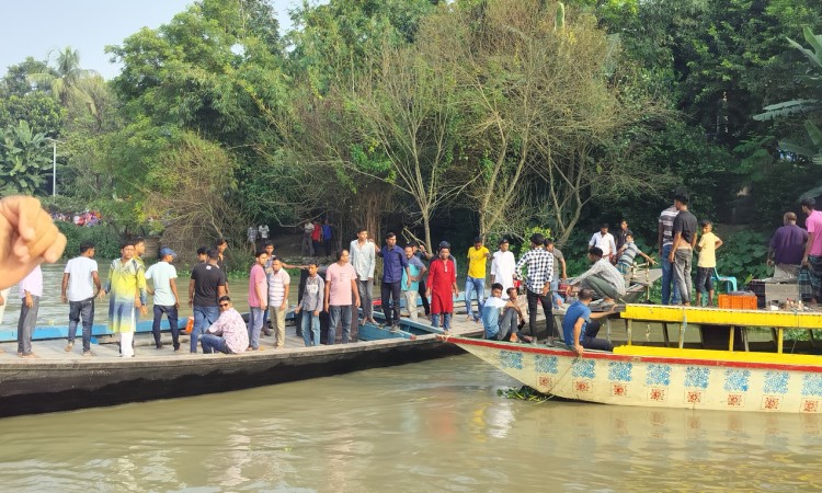 প্রতিমা বিসর্জন দেখতে গিয়ে দুই নৌকার সংঘর্ষে কিশোরের মৃত্যু
