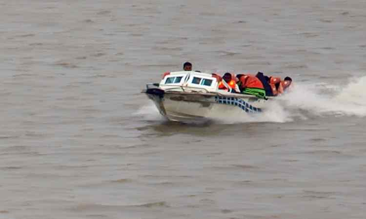সেন্টমার্টিন থেকে ফেরার পথে স্পিডবোট ডুবি, নিখোঁজ ১