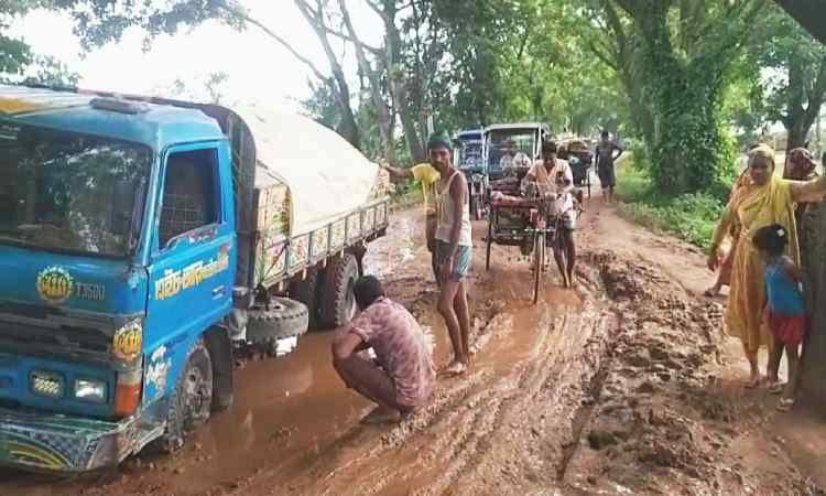 সাড়ে ৭ কোটি টাকায় সড়ক সংস্কার, বছর না পেরোতেই বেহালদশা