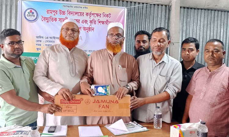 কালিহাতীতে শিক্ষা প্রতিষ্ঠানে বৈদ্যুতিক সামগ্রী বিতরণ