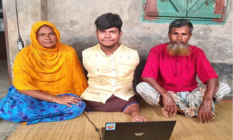 পা দিয়ে লিখে আলিম পাশ করল রাসেল