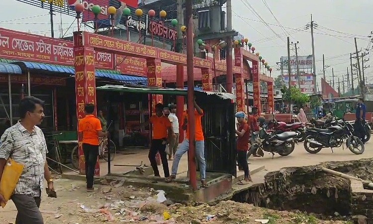 ভালুকায় সড়কের ধারের অবৈধ স্থাপনা উচ্ছেদ অভিযান