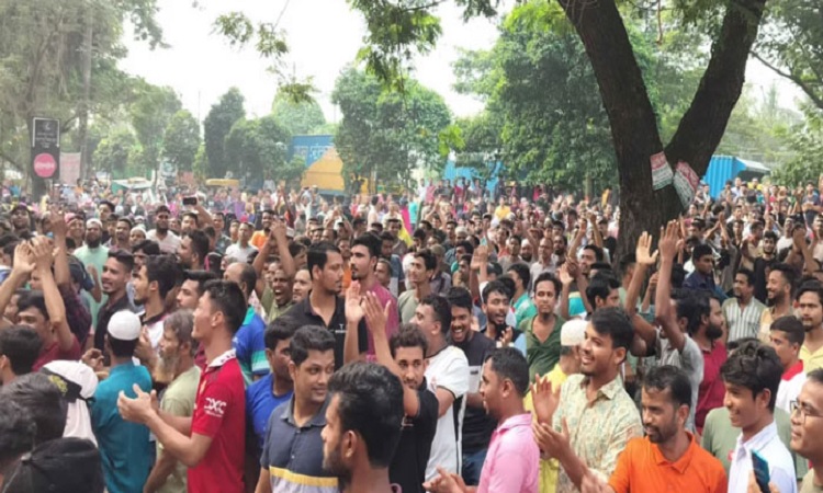 ঢাকা-চট্টগ্রাম মহাসড়কে শ্রমিকদের বিক্ষোভ, দীর্ঘ যানজট