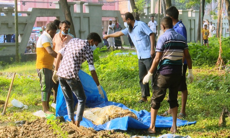 রাজশাহীতে দাফনের ৭২ দিন পর কবর থেকে তোলা হলো শহীদ সাকিবের লাশ