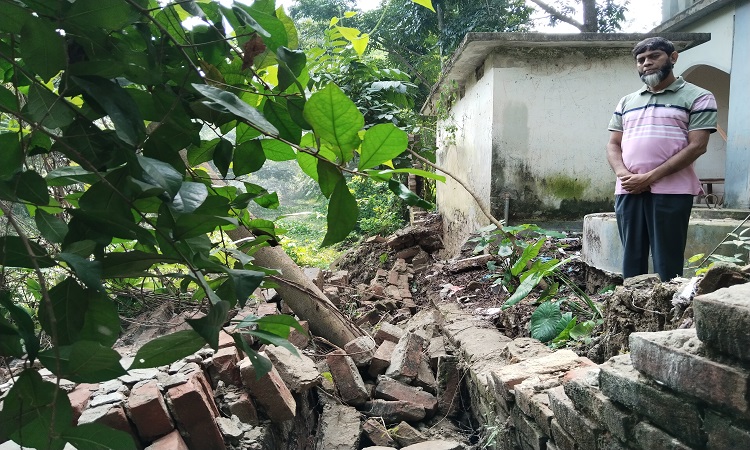 ভেঙে খালে পড়েছে আবেদা খানম স্কুল অ্যান্ড কলেজের সীমানা প্রাচীর