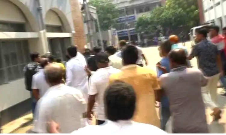 রাজশাহীতে সড়ক পরিবহনের দুই গ্রুপের সংঘর্ষ