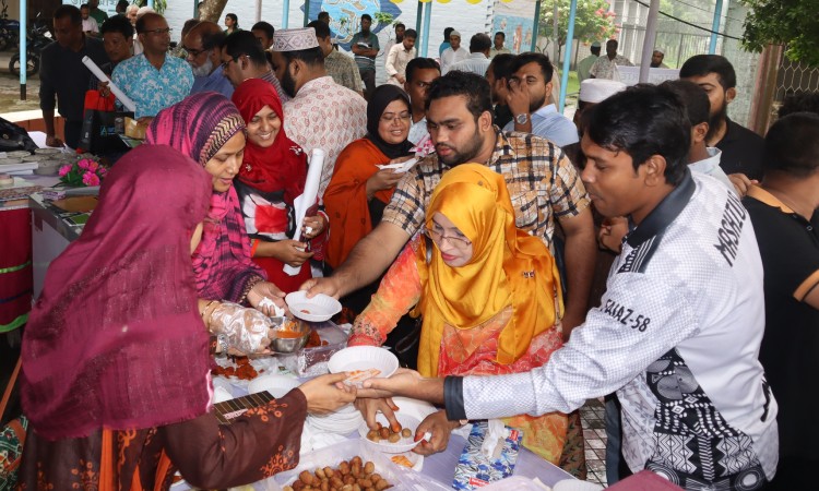 বাকৃবিতে মাছ থেকে তৈরি পণ্যের প্রদর্শনী