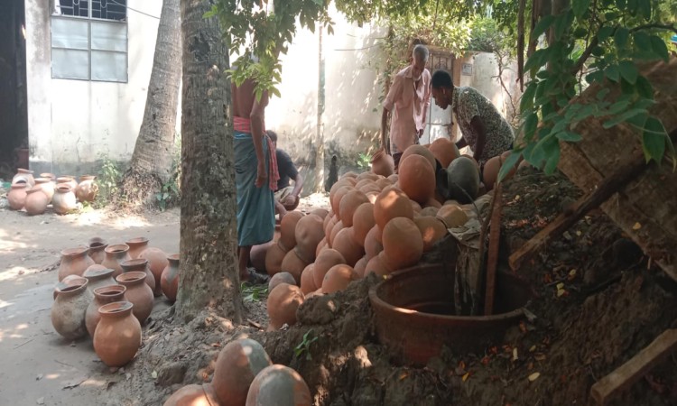 পুঠিয়ায় খেজুর রস রাখার মাটির পাত্র তৈরি ও বিক্রয়ের ধুম