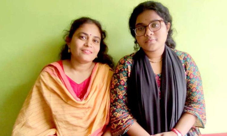 উচ্চ শিক্ষায় ভবিষ্যৎ নিয়ে অনিশ্চিত রাজশ্রীর পরিবার