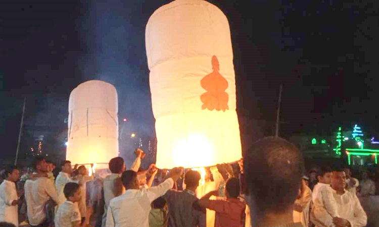 প্রবারণা পূর্ণিমা: শুভ সময়ের আশায় উড়ল হাজারও ফানুস