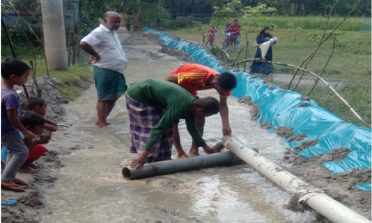 কুড়িগ্রামে স্বেচ্ছাশ্রমে বাঁধ নির্মাণ গ্রামবাসীর