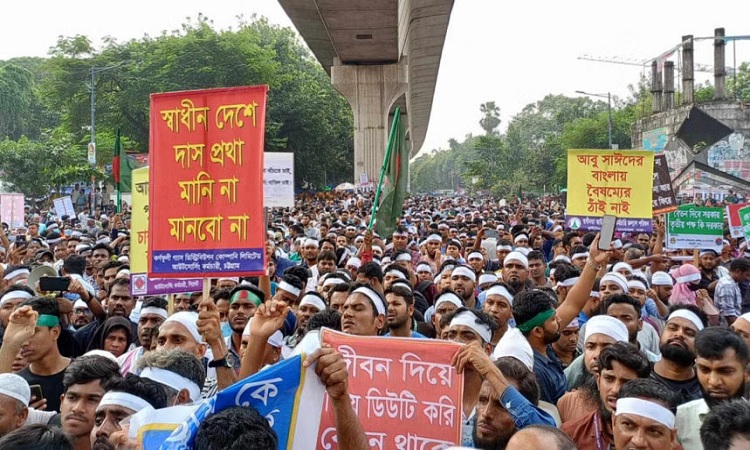 চাকরি জাতীয়করণের দাবিতে শাহবাগে আউটসোর্সিং কর্মীদের অবরোধ