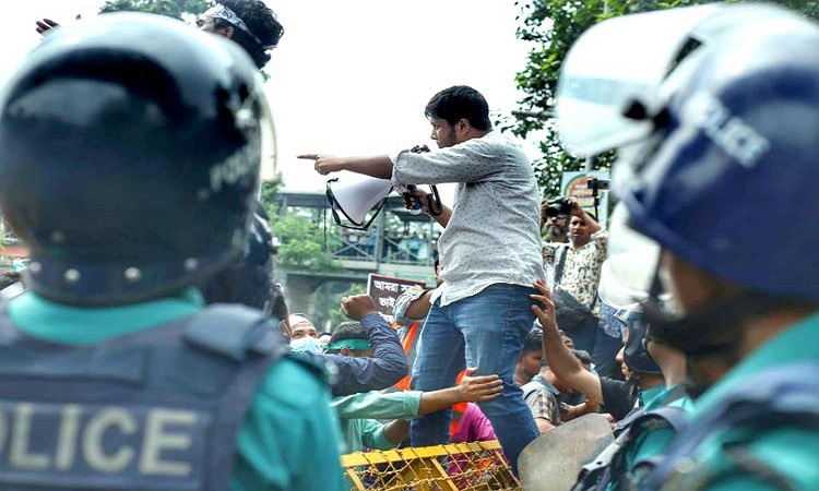 ২ ঘণ্টায়ও শাহবাগ ছাড়েনি অবরোধকারীরা, যানজটে ভোগান্তি