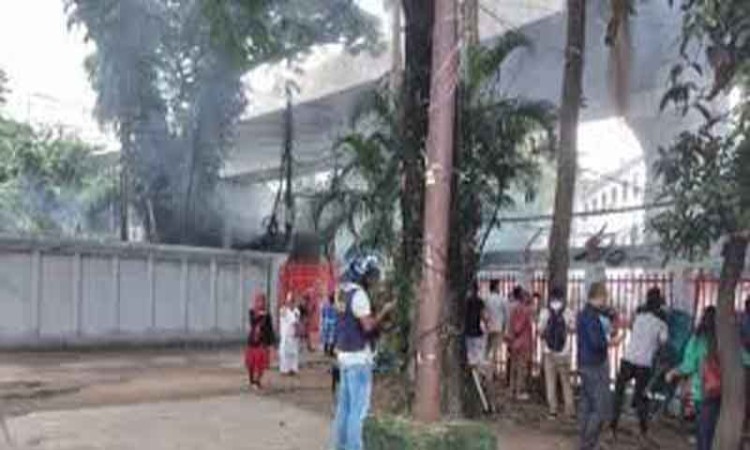 জাতীয় প্রেস ক্লাবের সামনে আ.লীগ-বিএনপি কর্মীদের সংঘর্ষ