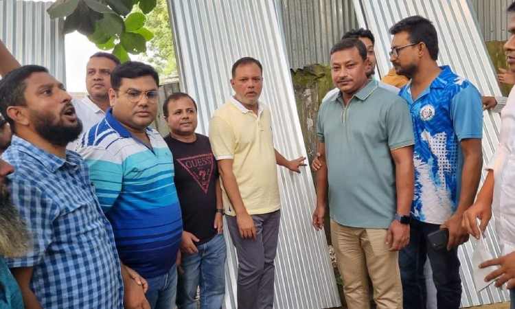 বন্যায় ক্ষতিগ্রস্তদের পুনর্বাসনে ঢেউটিন বিতরণ