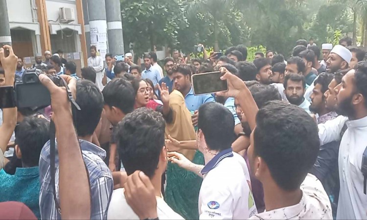 ক্যাম্পাসে এসে তোপের মুখে ইবি ছাত্রলীগের সাহিত্য সম্পাদক