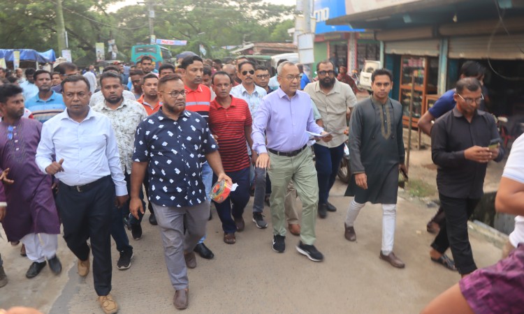 তালায় কেন্দ্রীয় যুবদলের সভাপতি মুন্নার লিফলেট বিতরণ