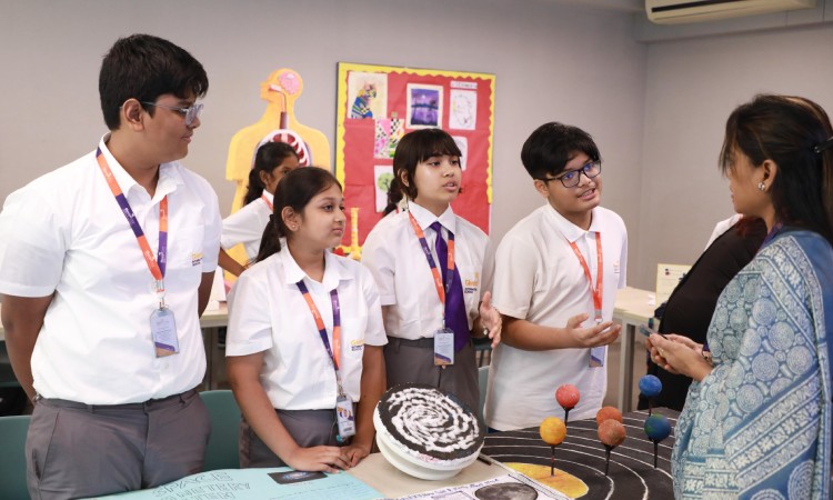 শিক্ষার্থীদের সৃজনশীলতার বিকাশে কার্নিভালের আয়োজন