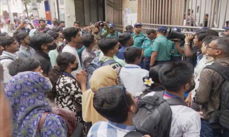 এইচএসসির ফল বাতিলের দাবিতে শিক্ষার্থীদের ঢাকা শিক্ষা বোর্ড ঘেরাও
