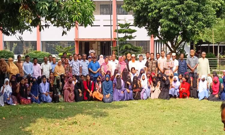 হাকিমপুর মহিলা কলেজে শিক্ষার্থীদের মিষ্টি মুখ করালেন কর্তৃপক্ষ