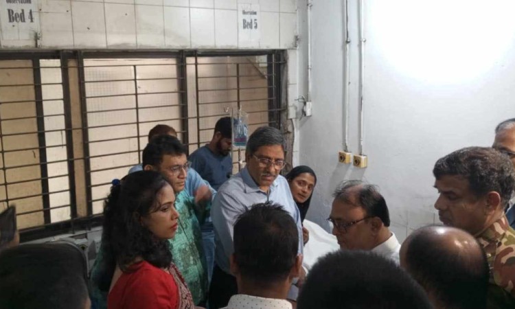 বসুন্ধরায় গৃহকর্ত্রীর নির্যাতনে আহত হয়ে ঢামেকে কিশোরী