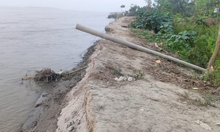 চিলমারীতে কয়েক গ্রামে বিদ্যুৎ নেই ১৮দিন, খুঁটি নদীতে