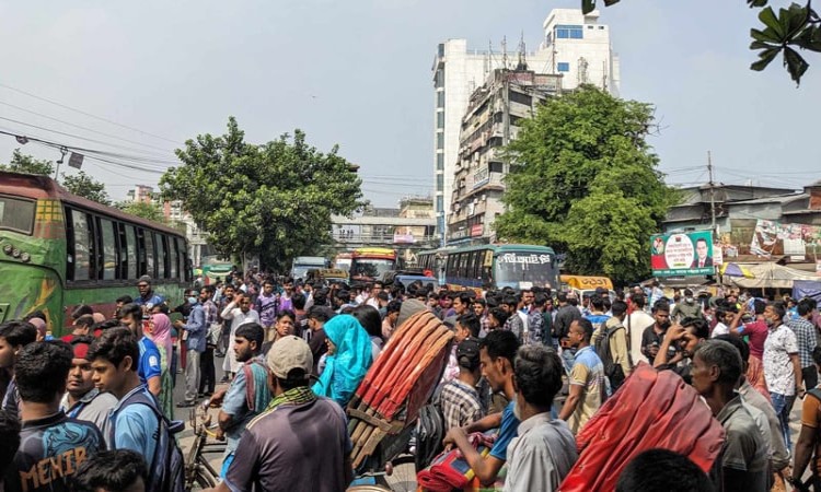 নীলক্ষেত অবরোধ করেছে সাত কলেজের শিক্ষার্থীরা