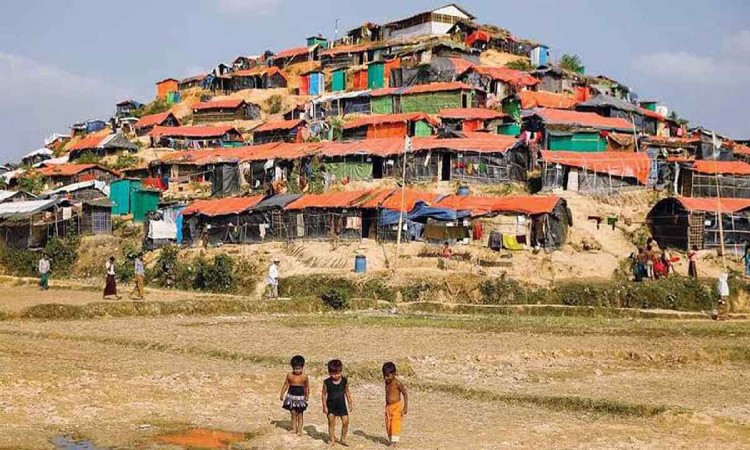 রোহিঙ্গা ক্যাম্পে গুলি, একই পরিবারের তিনজনকে হত্যা