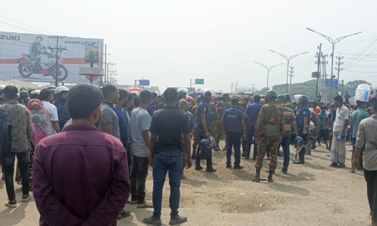 আশুলিয়ায় শ্রমিকদের মহাসড়ক অবরোধ