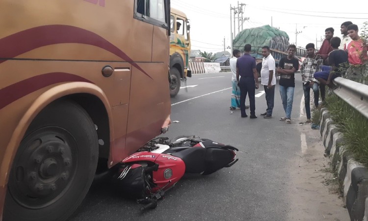 টাঙ্গাইলে বাস চাপায় মোটরসাইকেলের দুই আরোহী নিহত
