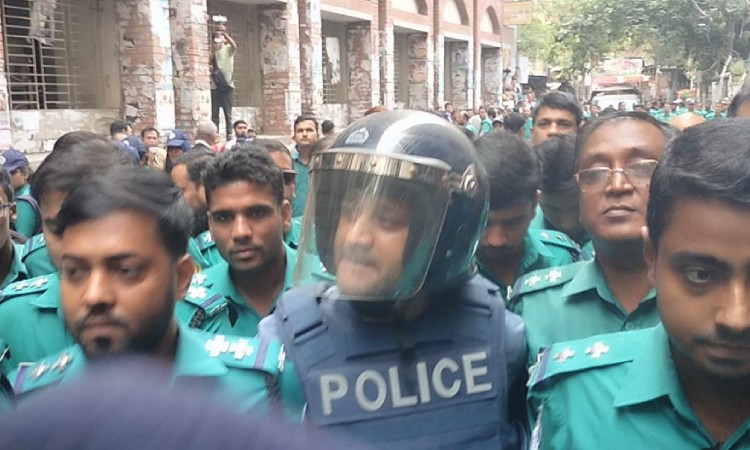 হত্যাচেষ্টা মামলায় ৫ দিনের রিমান্ডে ব্যারিস্টার সুমন
