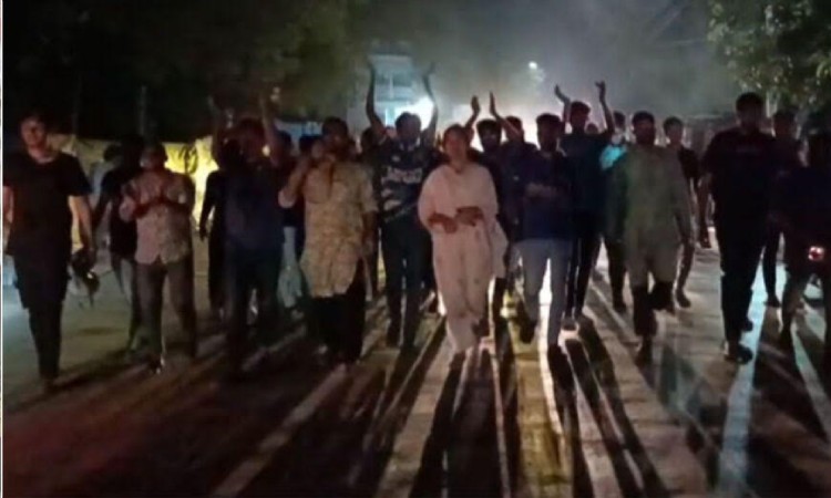 চাঁপাই নবাবগঞ্জে মশাল মিছিলের মাধ্যমে রাষ্ট্রপতির পদত্যাগ দাবি