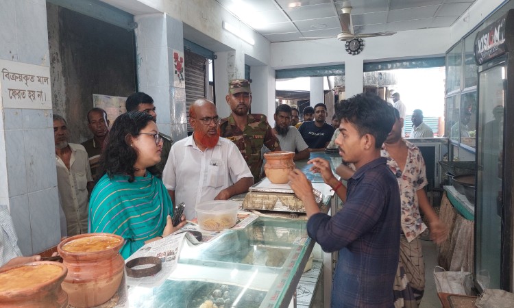 গুরুদাসপুরে বাজার মনিটরিং করলেন প্রশাসন