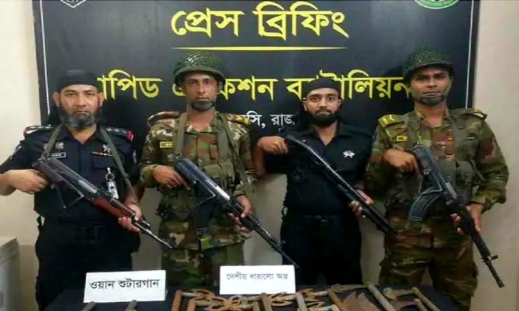 রাজশাহীর পুঠিয়াতে যৌথবাহিনীর অভিযানে অস্ত্র উদ্ধার
