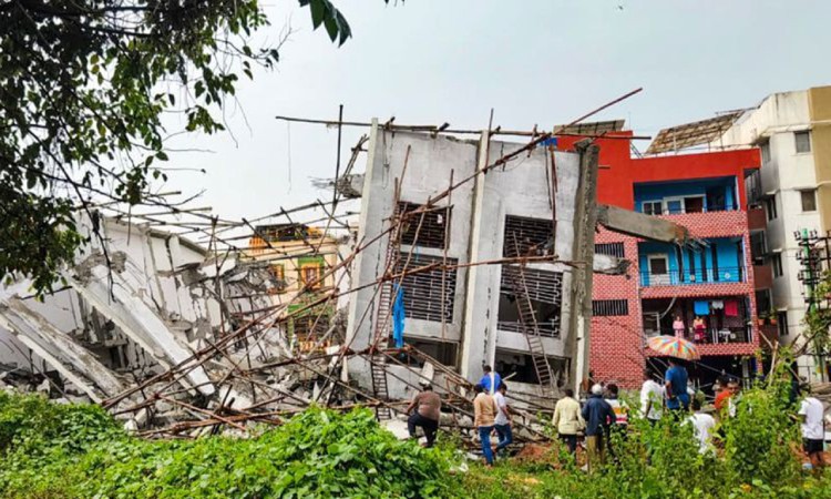 ভারতে ধসে পড়ল বহুতল ভবন, নিহত ১
