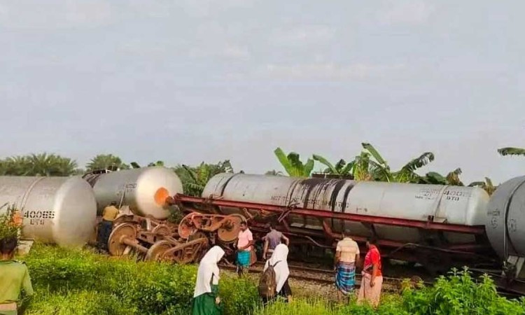 চুয়াডাঙ্গায় তেলবাহী ট্রেনের ট্যাঙ্কার লাইনচ্যুত, খুলনার সঙ্গে যোগাযোগ বন্ধ