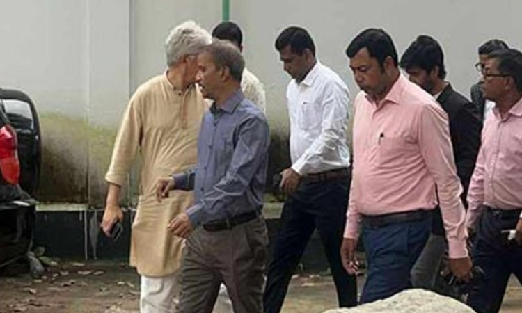 রাষ্ট্রপতি ইস্যুতে সাংবাদিকদের প্রশ্ন এড়িয়ে গেলেন আসিফ নজরুল