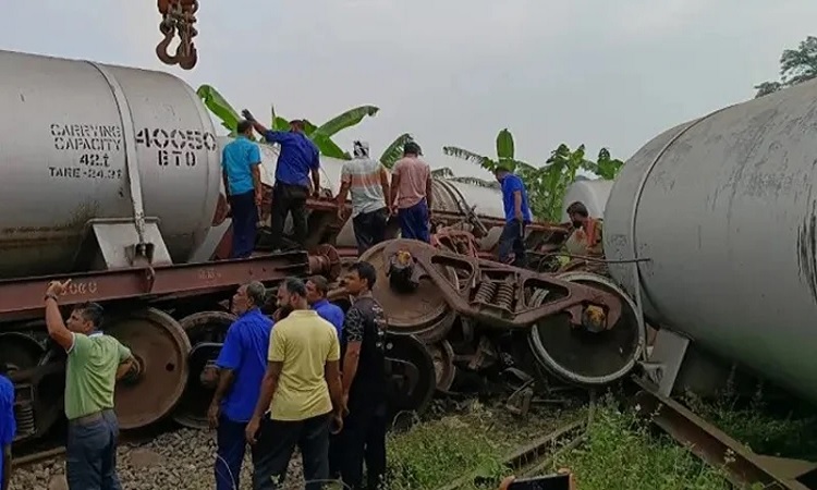 ১১ ঘণ্টা পর খুলনার সঙ্গে সারাদেশের ট্রেন চলাচল স্বাভাবিক